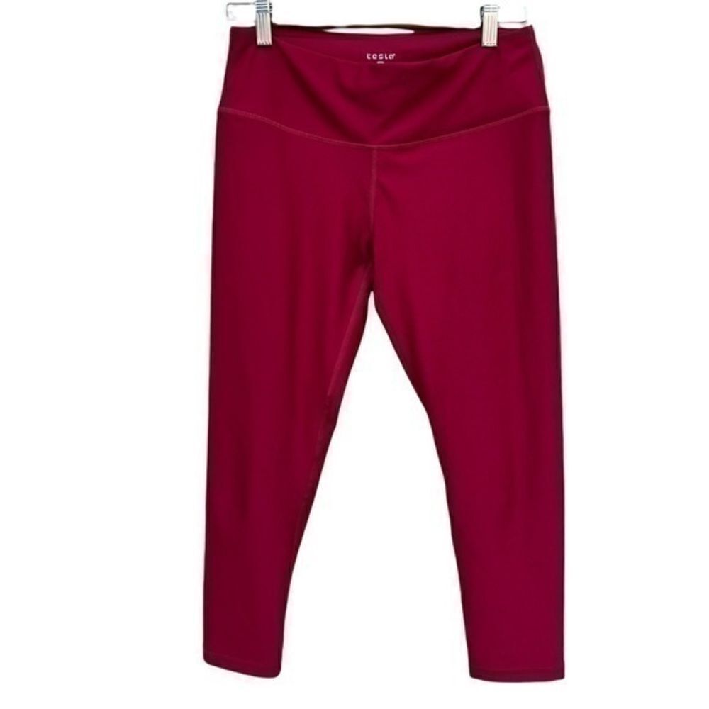 Tesla red womens cropped leggings size M.